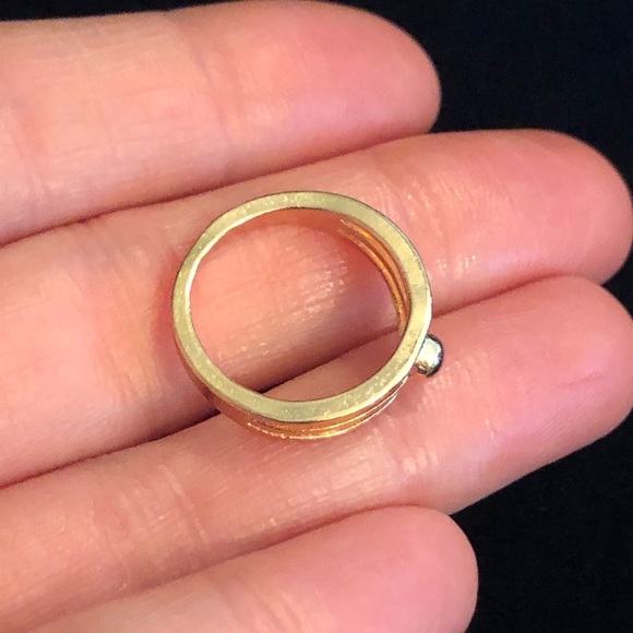 Elegant Gold-Tone Women's Ring - Picture 5 of 8